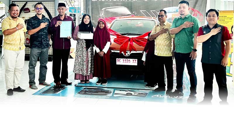 Kalla Toyota Menyerahkan Grand Prize Toyota Agya kepada Pelanggan Setia